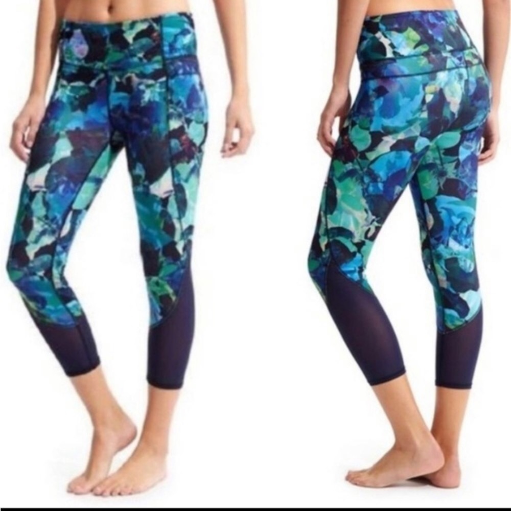 Athleta Blue & Black Floral Print Mystique Chaturanga Capris Size Small